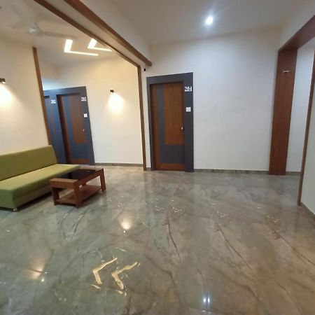 Hotel Crossview Palanpur Bagian luar foto