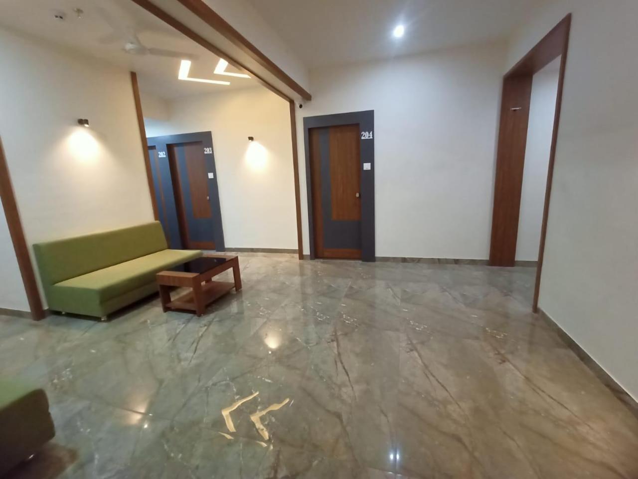 Hotel Crossview Palanpur Bagian luar foto