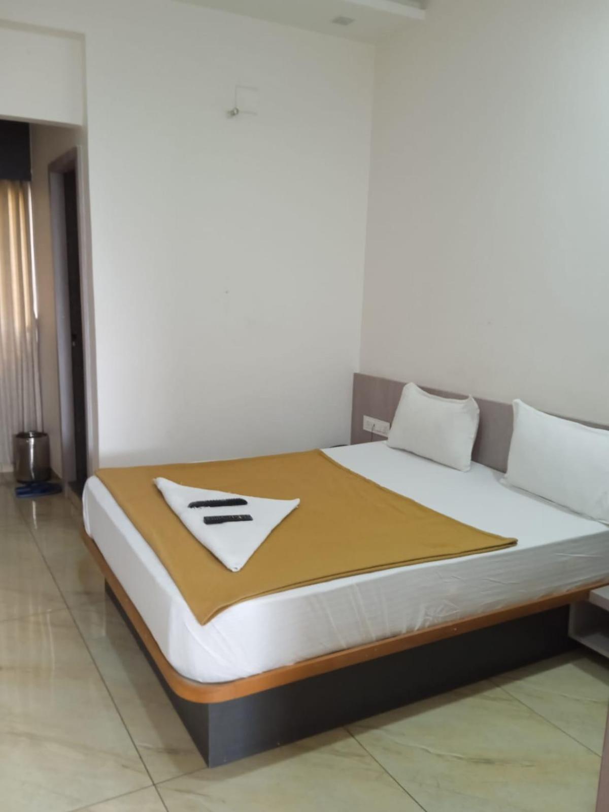 Hotel Crossview Palanpur Bagian luar foto