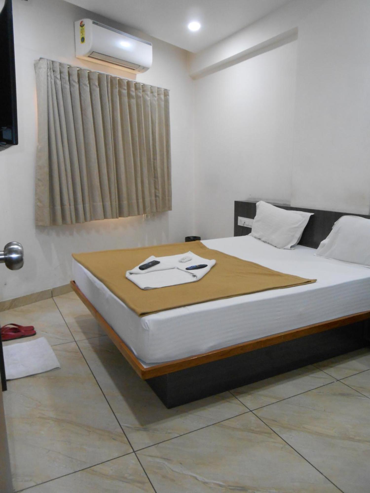 Hotel Crossview Palanpur Bagian luar foto