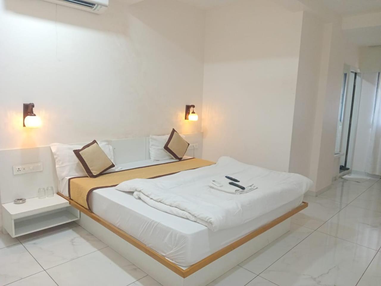 Hotel Crossview Palanpur Bagian luar foto