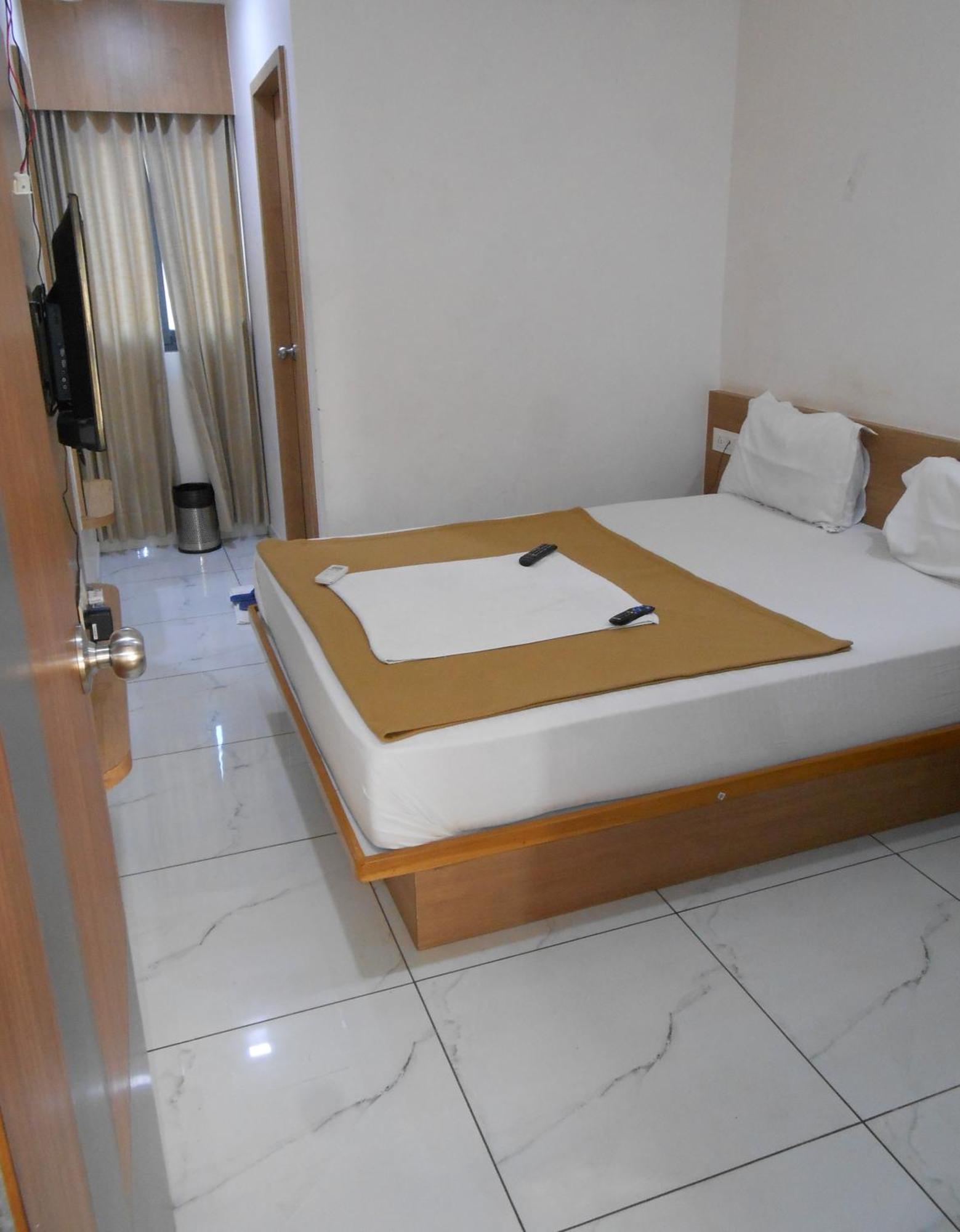 Hotel Crossview Palanpur Bagian luar foto
