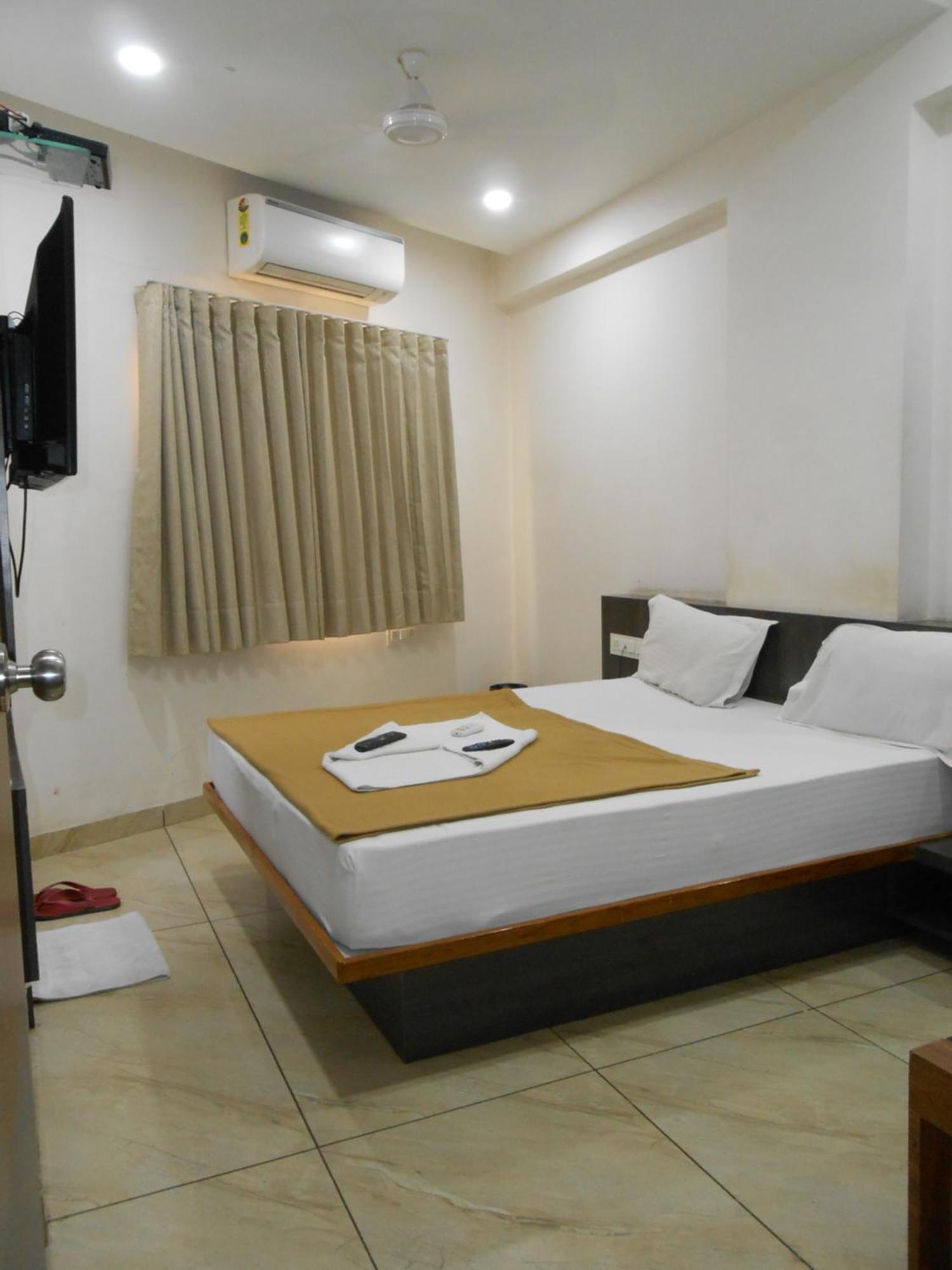 Hotel Crossview Palanpur Bagian luar foto