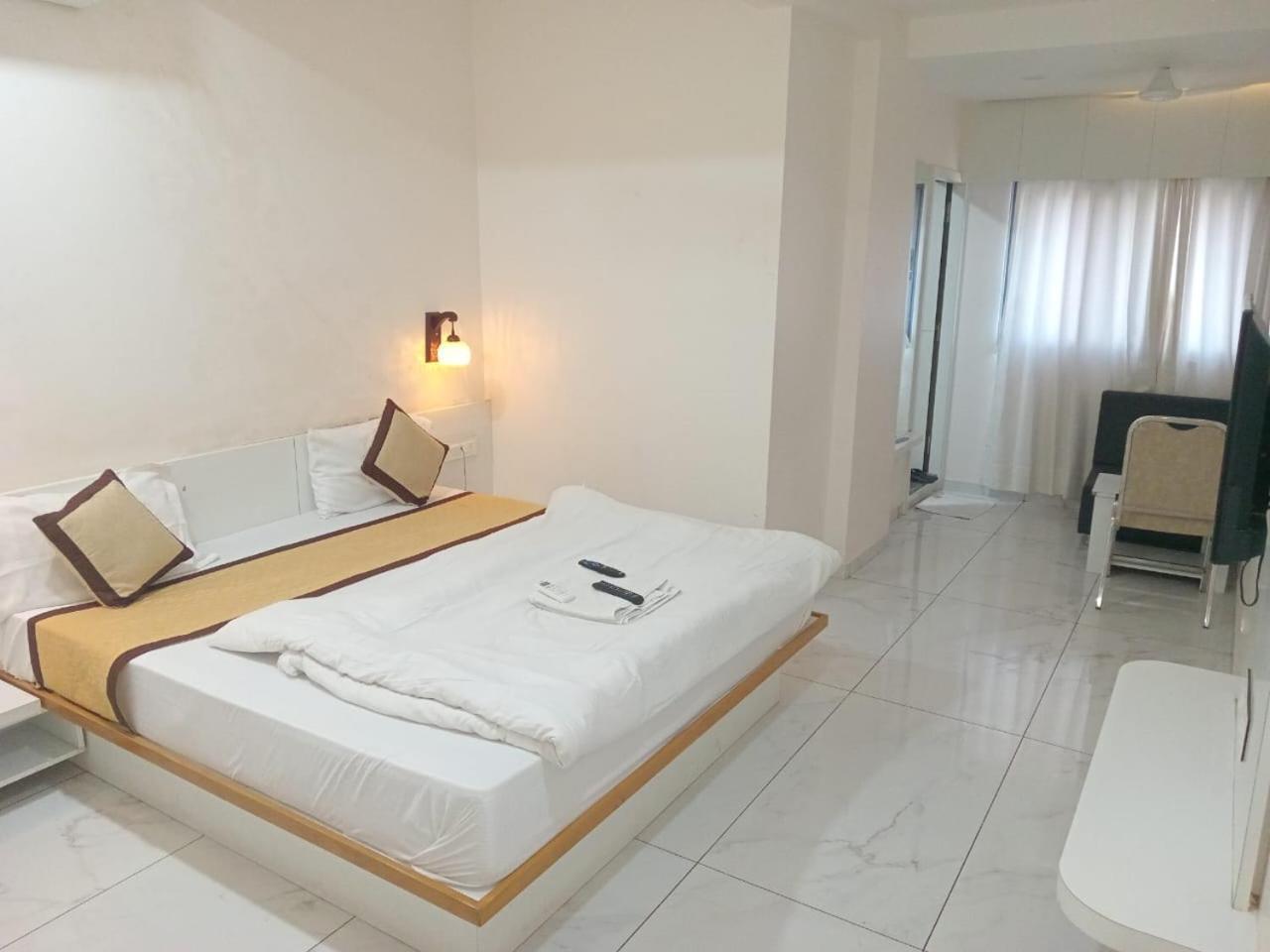 Hotel Crossview Palanpur Bagian luar foto