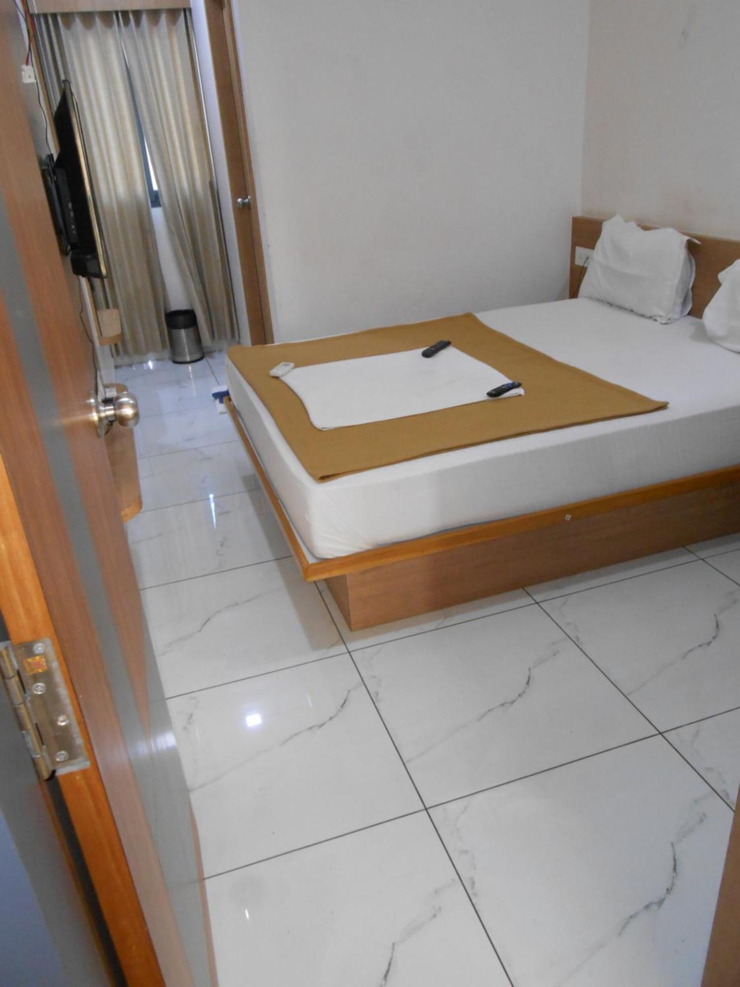Hotel Crossview Palanpur Bagian luar foto