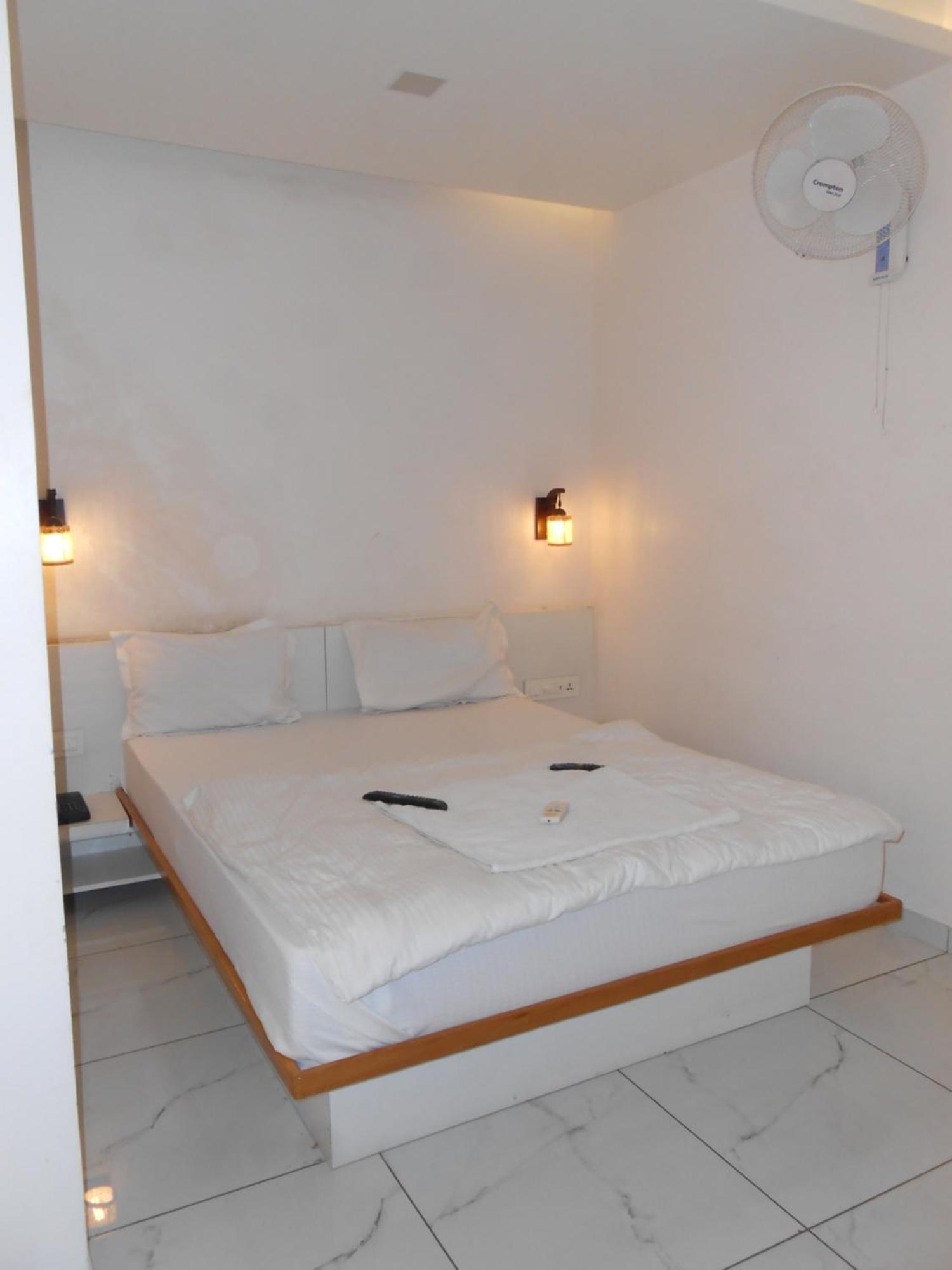 Hotel Crossview Palanpur Bagian luar foto